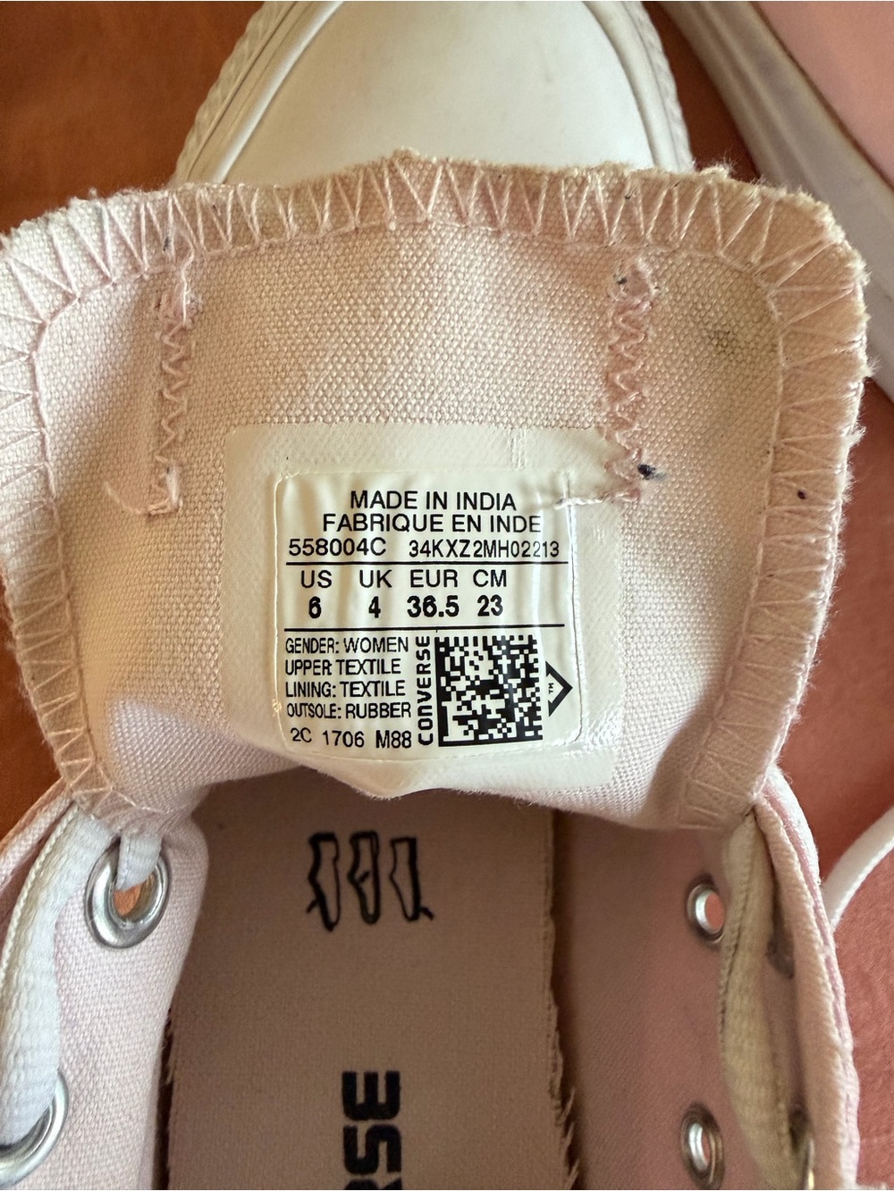 Converse Low Top baby pink satin Sneakers, in excellent condition!Women’s size 6 - Picture 4 of 4